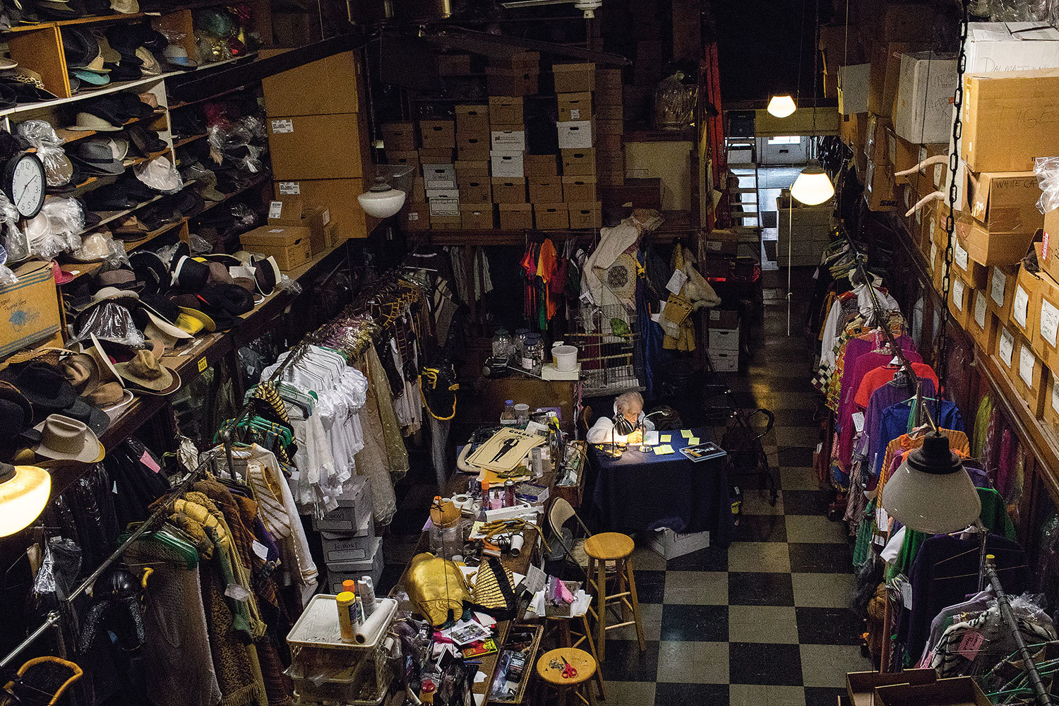 De layout je bent Bijlage A.T. Jones & Sons, The Oldest Costume Shop in America, Turns 150