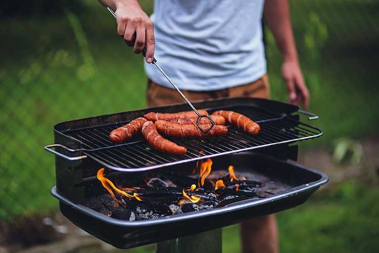 Man Bbq Hot Dogs 750X500