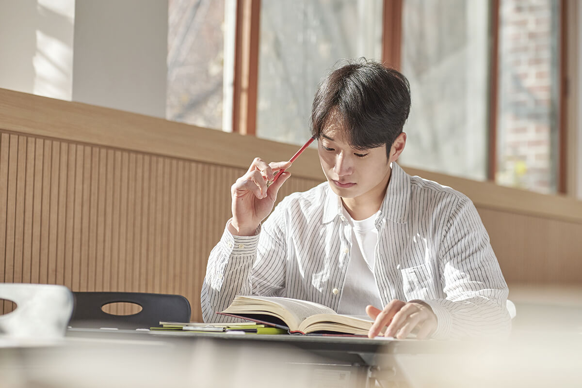 shutterstock_2394364381_CMYK