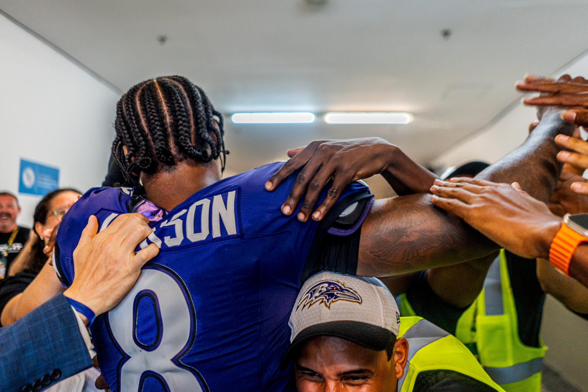 Lamar hugging the Maracana Staff